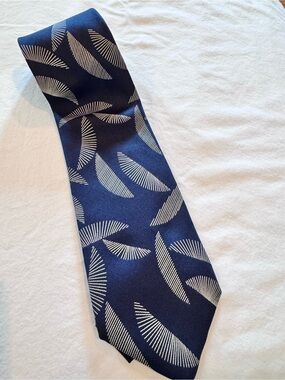 Men's Navy Blue Patterned Tie with White Fan Motif